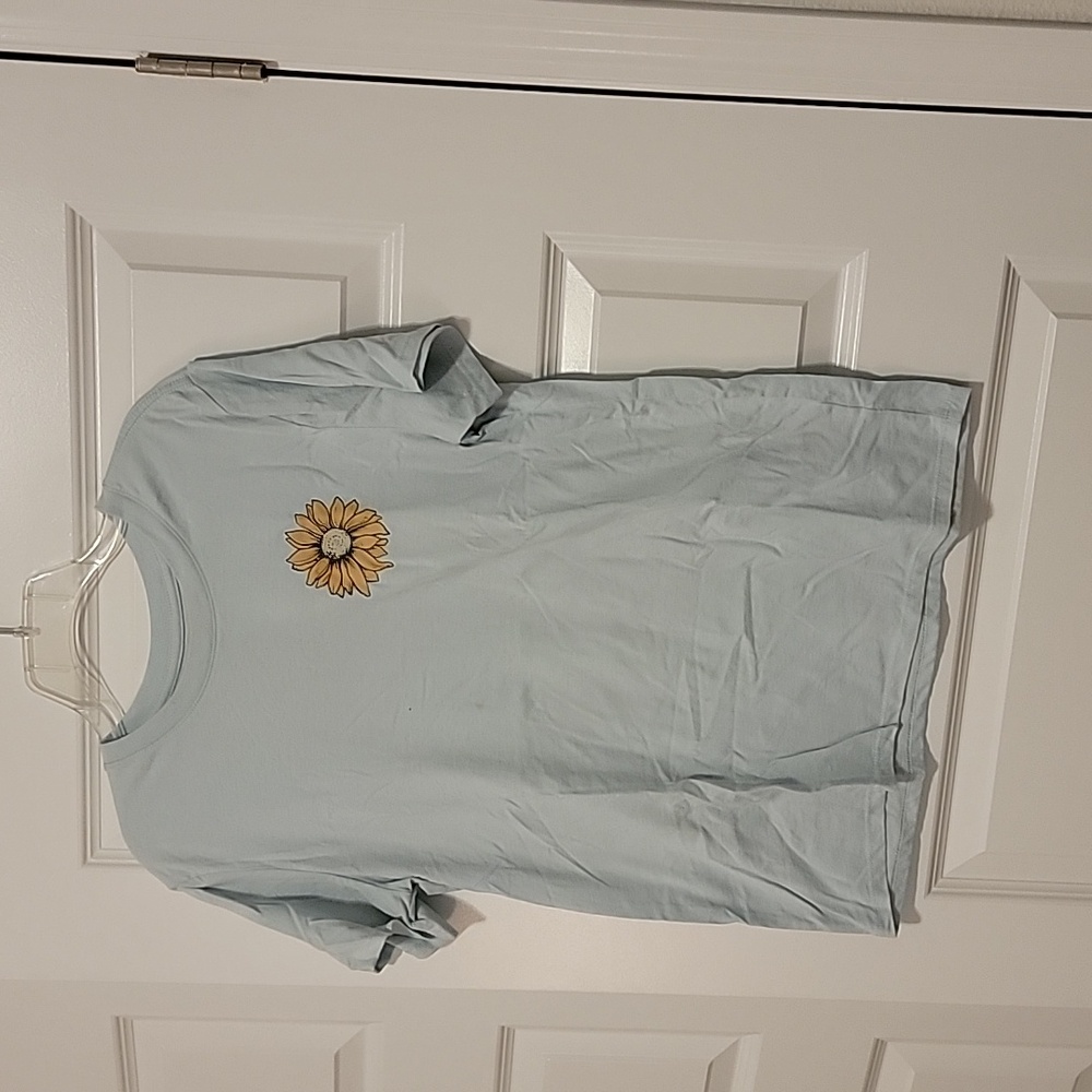 womens Zoe and liv casual tshirt, size large